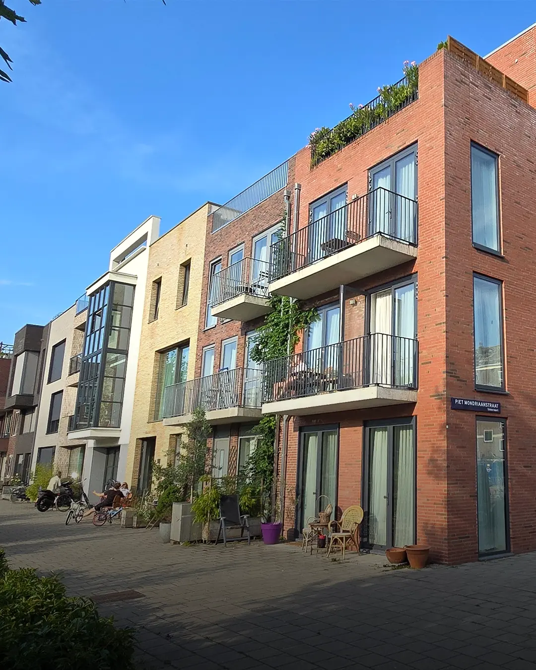 Samenwerken met aannemers aan aluminium kozijnen, vliesgevels en balkondeuren bij nieuwbouw appartementen