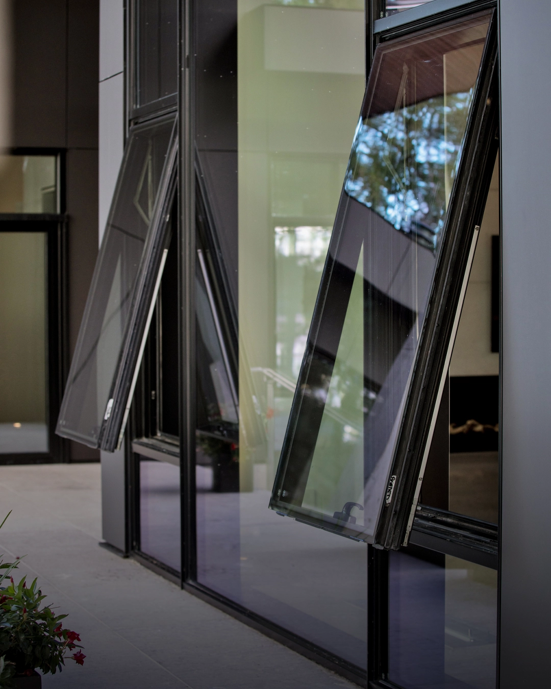 Moderne aluminium gevelelementen met te openen ramen, onderdeel van ons complete assortiment aluminium ramen, deuren en gevelsystemen voor nieuwbouw en renovatie