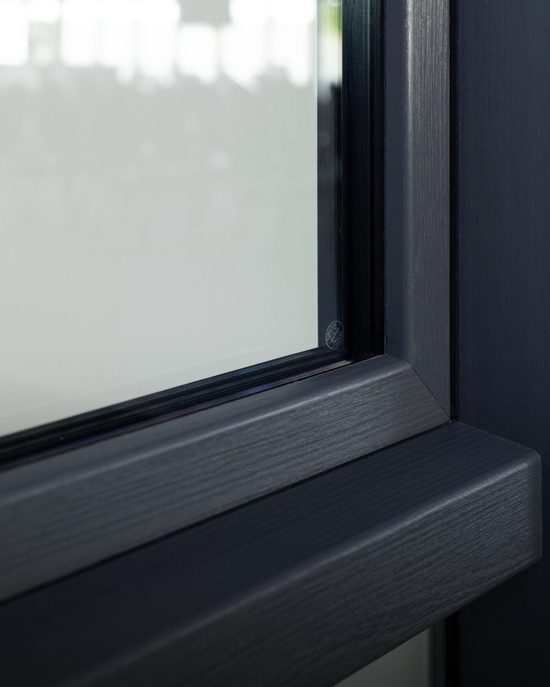 Hoogwaardig kunststof gevelelement met strakke, moderne afwerking — onderdeel van ons complete assortiment kunststof kozijnen, ramen, deuren en schuifpuien