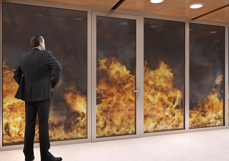 Aluminium brandwerende ramen en deuren met brandwerend glas, geschikt voor brandcompartimentering en veilige vluchtwegen in utiliteits- en woningbouw