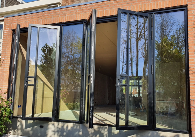Moderne gerenoveerde woning in Amstelveen met slanke aluminium kozijnen en aluminium deuren van Reynaers, grote glaspartijen voor maximale lichtinval en luxe uitstraling