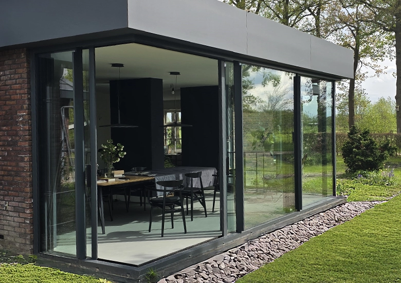 Moderne woning in Leusden met minimalistische aluminium schuifdeuren, ramen en deuren van Aluprof, slanke profielen en grote glaspartijen met uitzicht op de tuin
