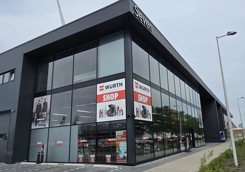 Modern commercieel gebouw in Amsterdam met aluminium vliesgevel, aluminium ramen en deuren van Reynaers, grote glaspartijen met slanke profielen en hoogwaardige uitstraling