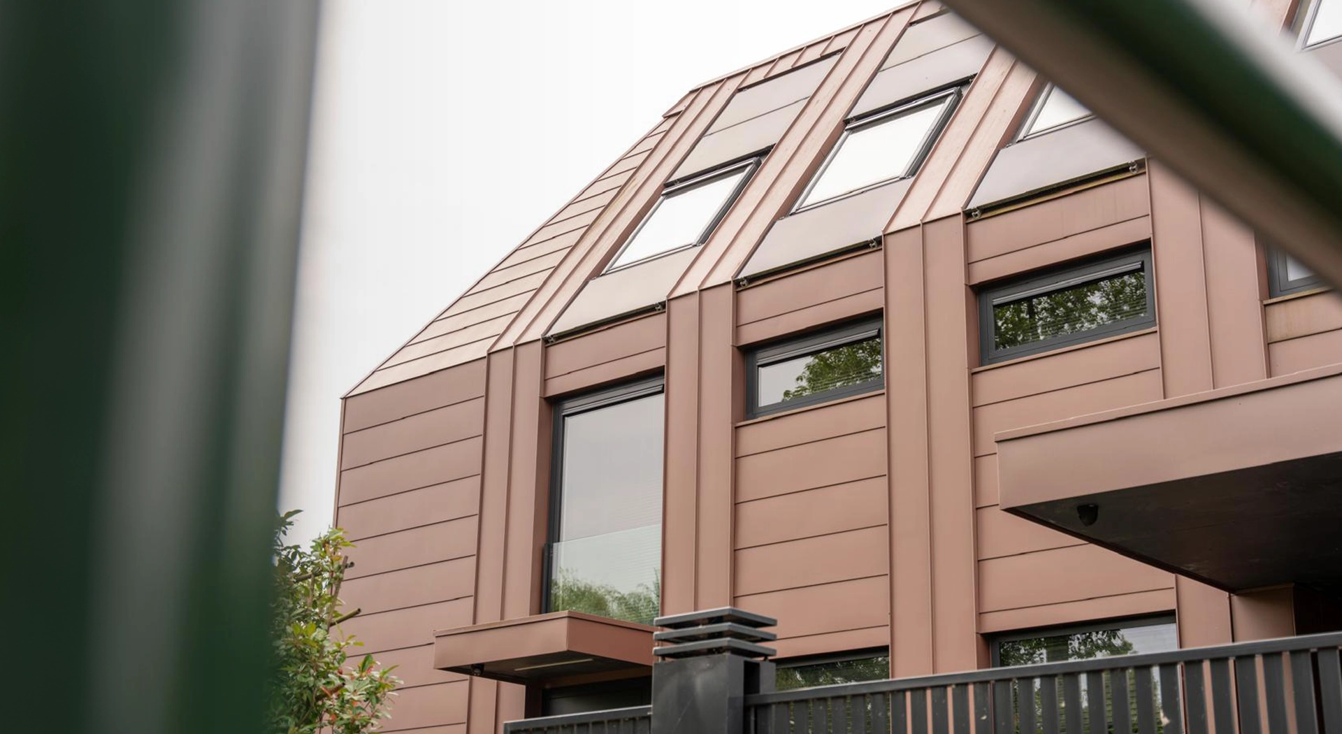 Maatwerk aluminium ramen, deuren, vliesgevels en kunststof kozijnen voor architecten, aannemers en projectontwikkelaars — geproduceerd in Arnhem met hoogwaardig design en technische precisie