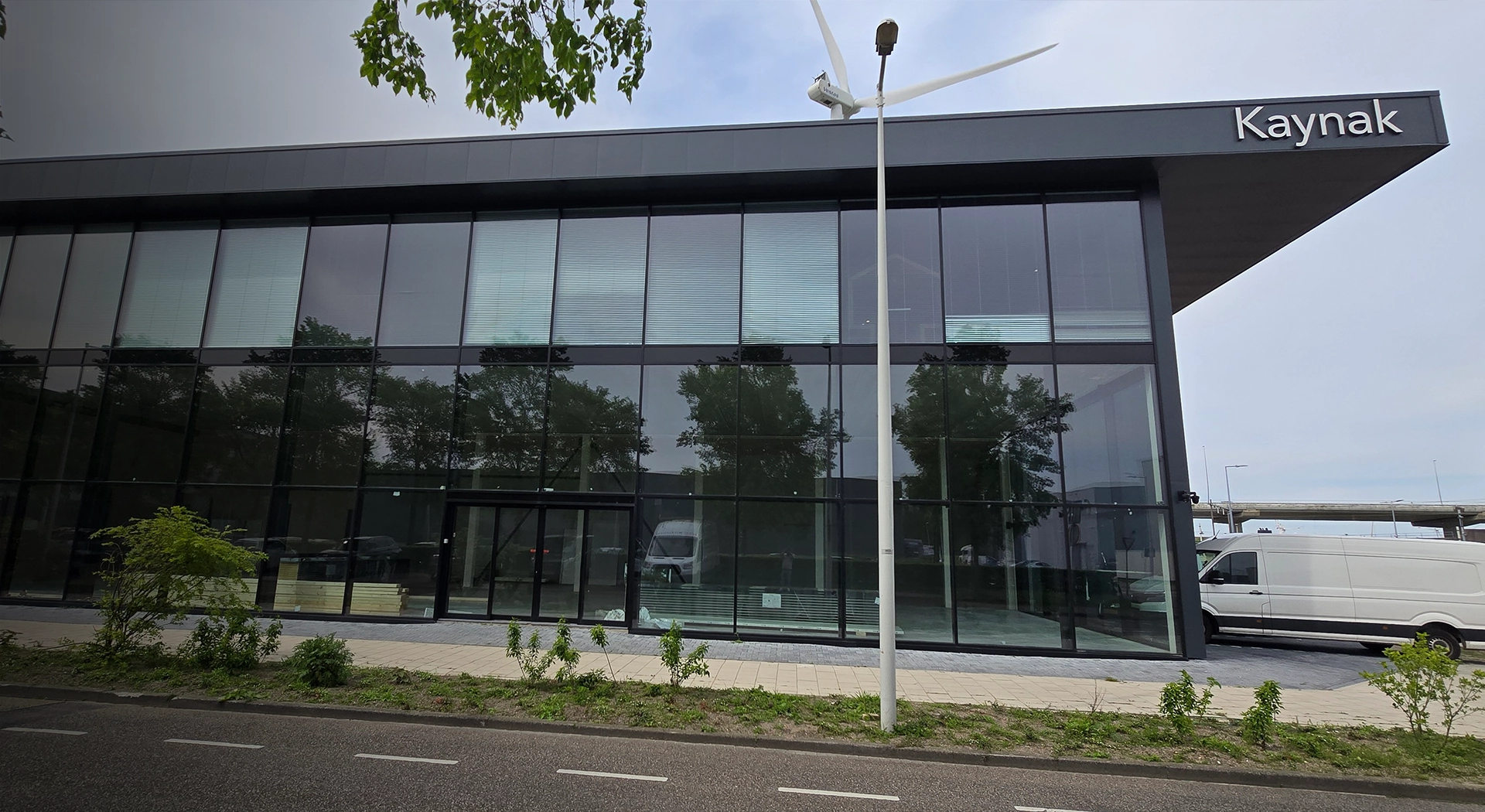 Utiliteitsgebouw in Amsterdam met aluminium vliesgevel en grote glasvlakken, door ons geproduceerd
