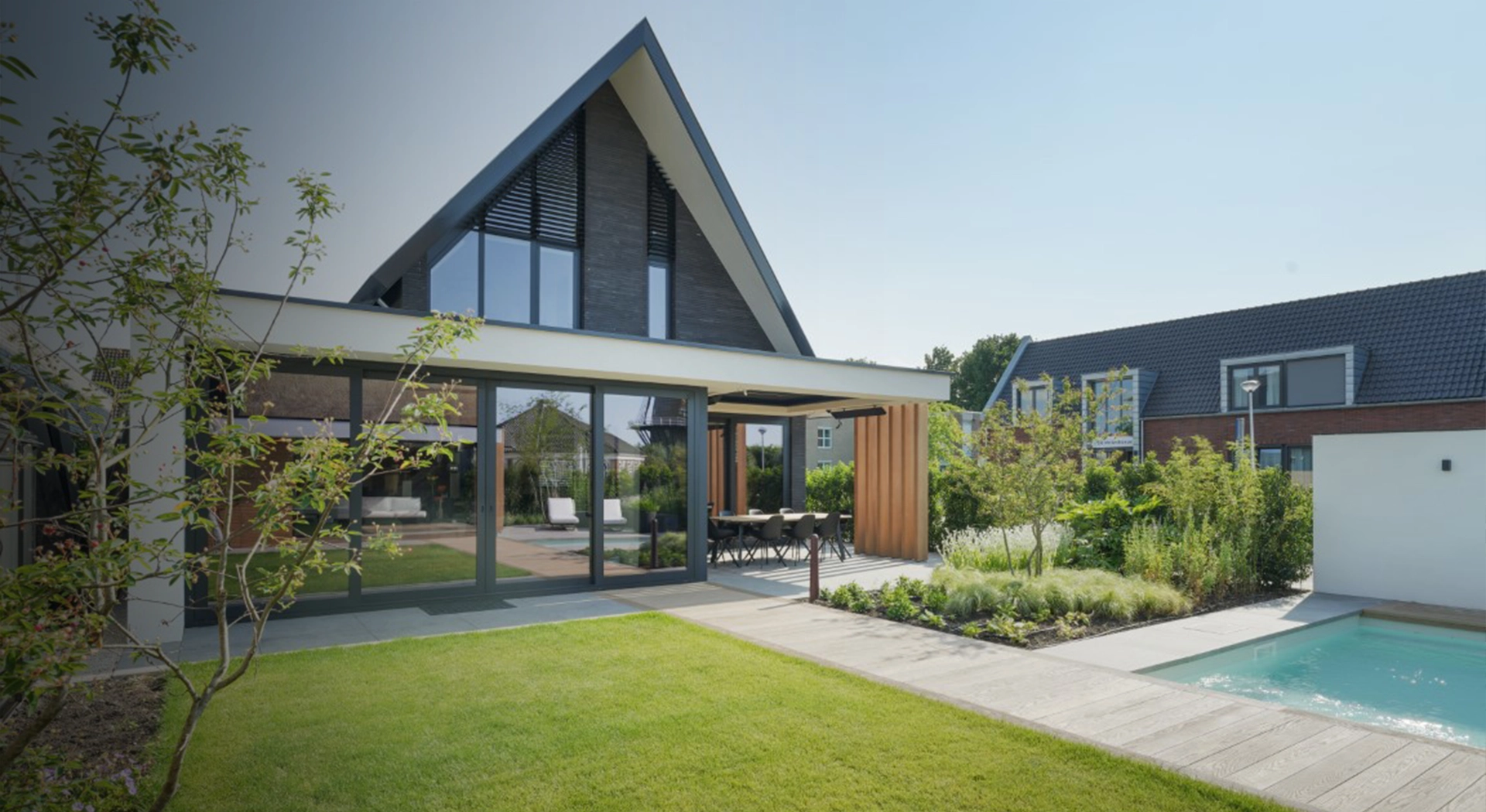 Moderne villa in Bergambacht met aluminium kozijnen, grote schuifpuien en glaspartijen, door ons geproduceerd