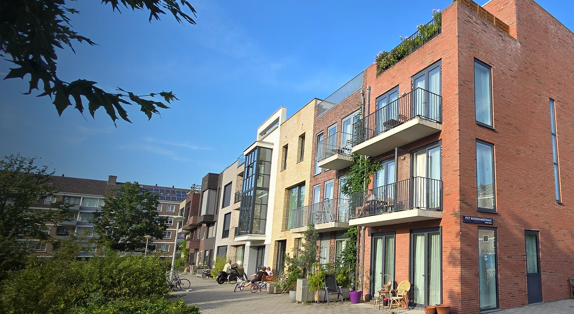 Nieuwbouw appartementen in Amsterdam met aluminium kozijnen, glaspuien en balkondeuren geproduceerd door ons