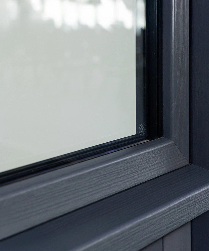 Detail van kunststof gevelelement met moderne afwerking, onderdeel van ons assortiment kunststof ramen, deuren en schuifpuien