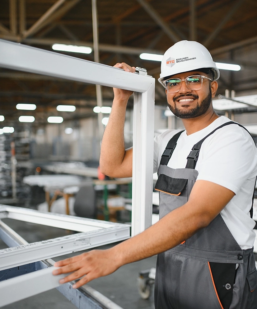 Hoogwaardige productie van aluminium kozijnen door vakman in moderne fabriek van BTC Kozijnen | Geveltechniek