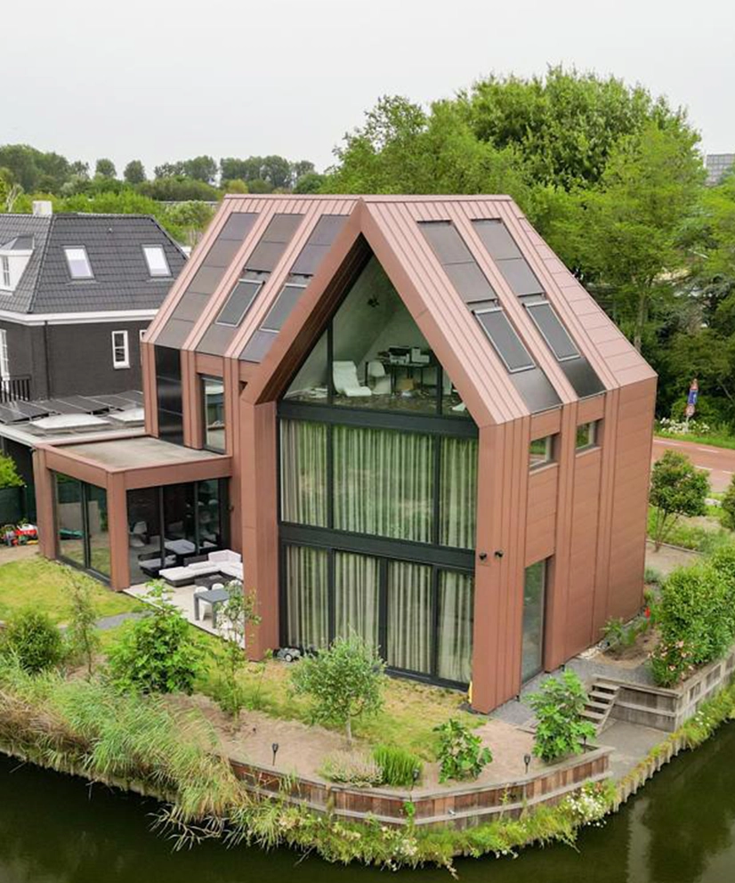 Hoogwaardig villaproject in Amsterdam met op maat geproduceerde aluminium ramen, deuren, schuifpuien en een pivot-voordeur, uitgevoerd in Reynaers Aluminium profielsysteem.