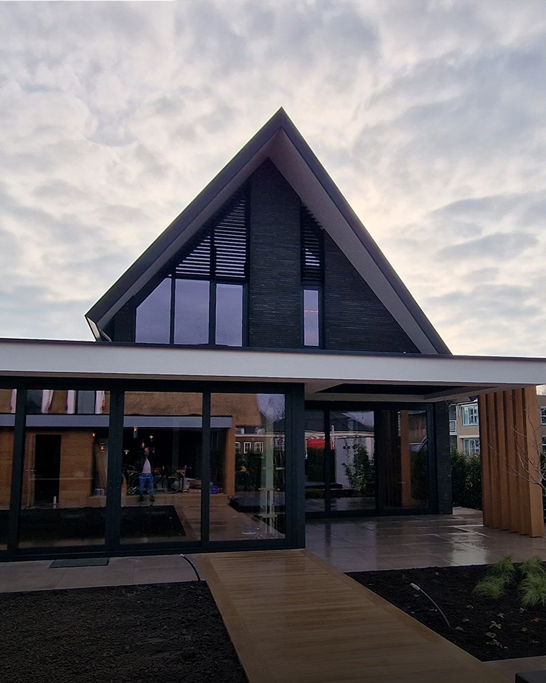 Samenwerken met particulieren – moderne woning met aluminium kozijnen en schuifpui