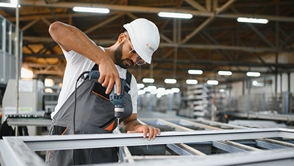 Productie van aluminium ramen, aluminium deuren, aluminium vliesgevels en kunststof kozijnen in onze werkplaats door vakmensen