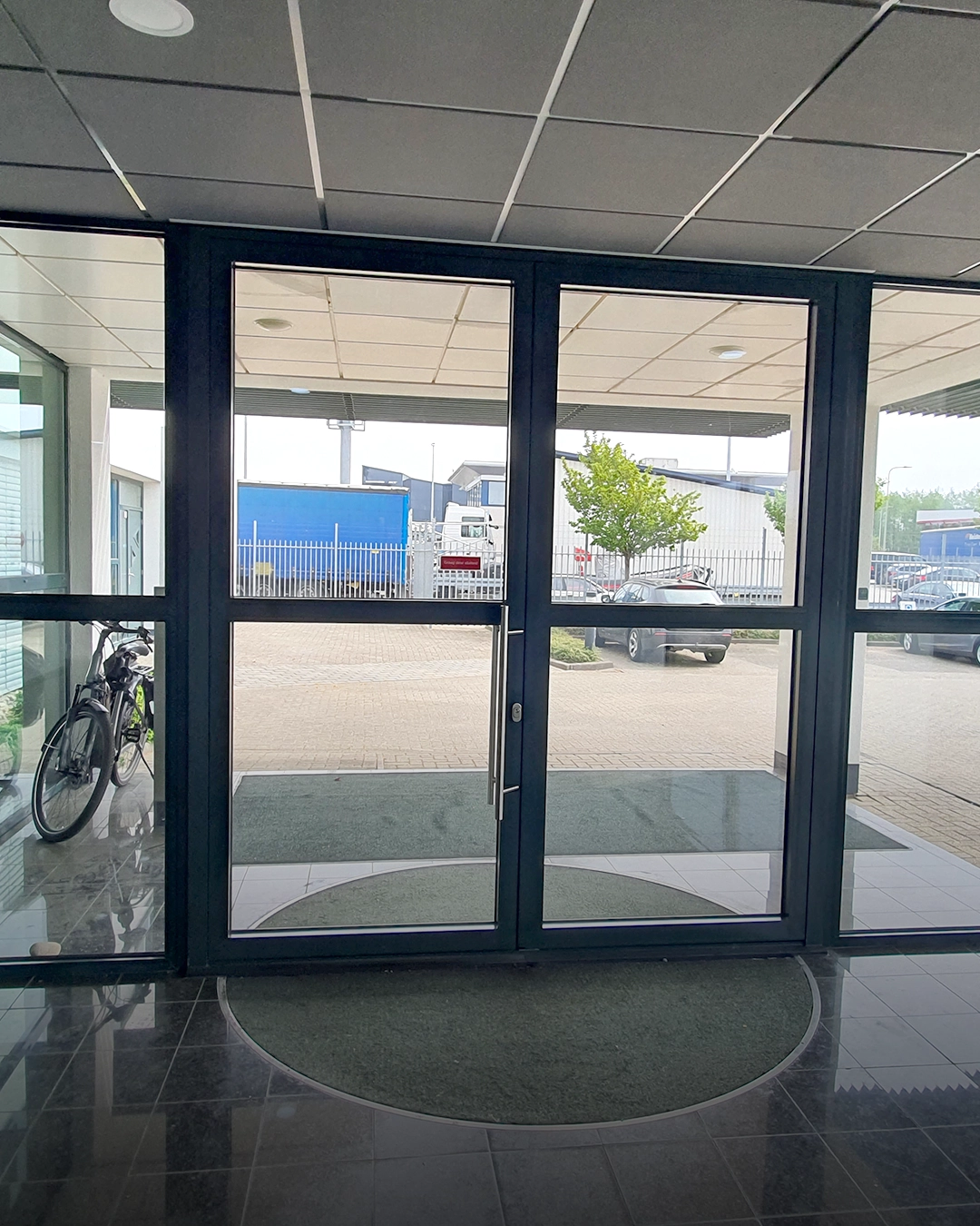 Flexibele indeling. Ideaal voor woningen, serres, cafés, restaurants, kantoren en showrooms. Perfect als buitenpui of als stijlvolle binnendeur om ruimtes te verbinden of te scheiden.