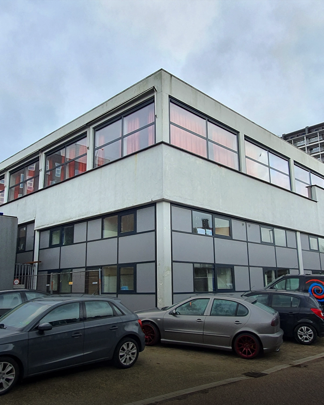 Flexibele indeling. Ideaal voor woningen, serres, cafés, restaurants, kantoren en showrooms. Perfect als buitenpui of als stijlvolle binnendeur om ruimtes te verbinden of te scheiden.