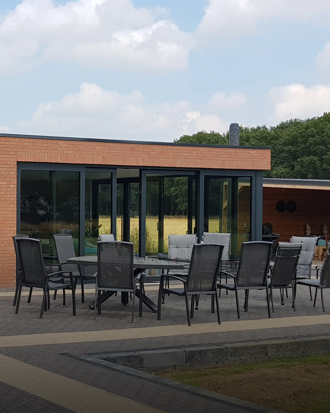 Wij produceren volledig maatwerk van 2-, 3-, 4- tot zelfs 6-delige schuif- en hefschuifpuien, in mono- of duorail systemen. Hierbij gebruiken we uitsluitend hoogwaardige profielsystemen van topmerken zoals Aluprof, Schüco, Reynaers en Aliplast .