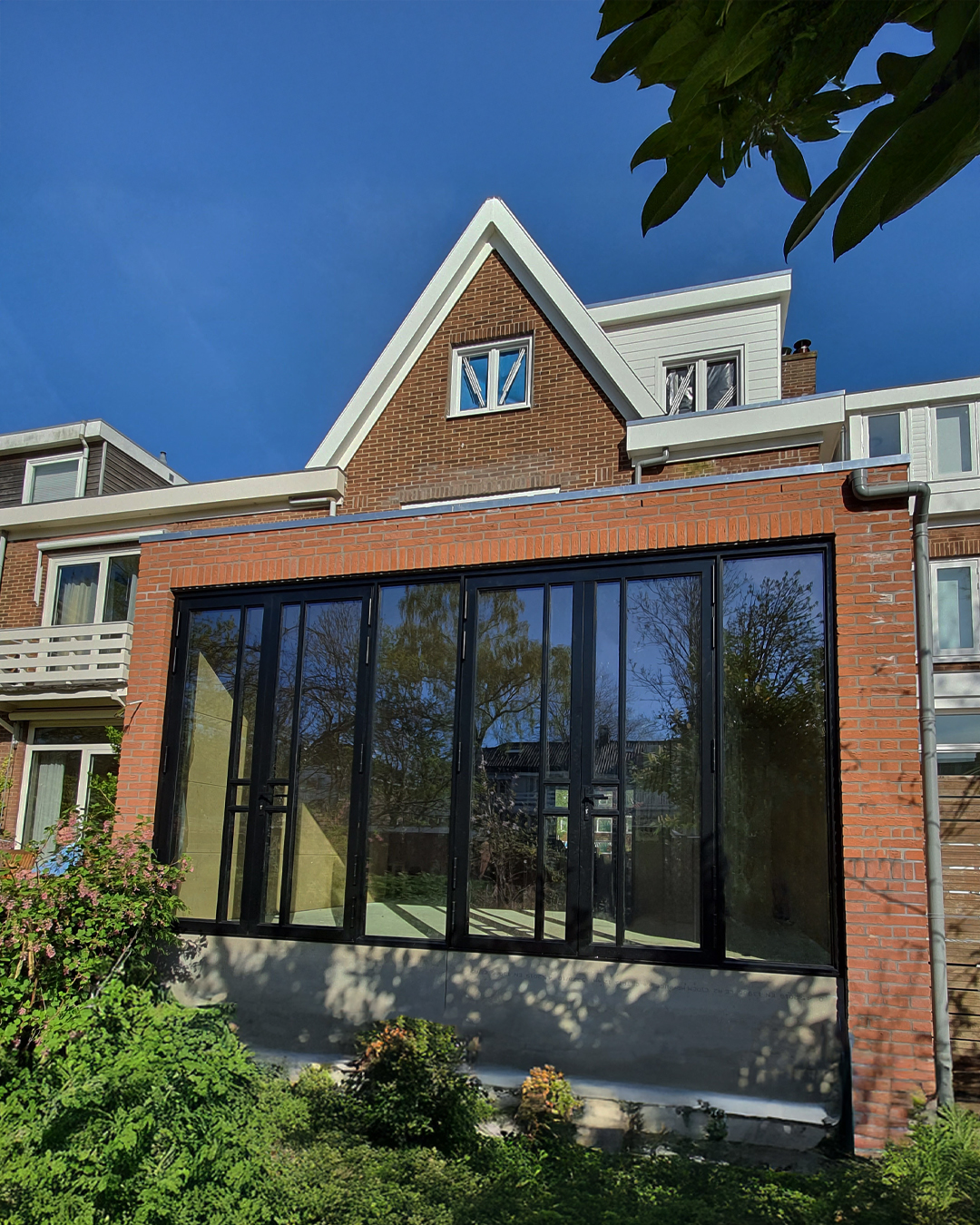 Elke vouwwand wordt volledig op maat geproduceerd met hoogwaardige systemen van topmerken zoals Aluprof, Reynaers, Schüco en Aliplast. Zo bent u verzekerd van kwaliteit, stabiliteit en een lange levensduur of het nu gaat om een woning, kantoor of commerciële ruimte.