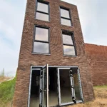 Woning in Veenendaal met antracietkleurige kunststof kozijnen en grote openslaande deuren, geplaatst door BTC Kozijnen Geveltechniek.