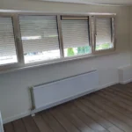 Binnenaanzicht met kunststof ramen en geïntegreerde rolluiken – project uitgevoerd door BTC Kozijnen Geveltechniek.