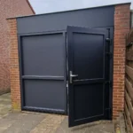 Garageproject in Ameide – kunststof deuren en panelen geïnstalleerd door BTC Kozijnen Geveltechniek.