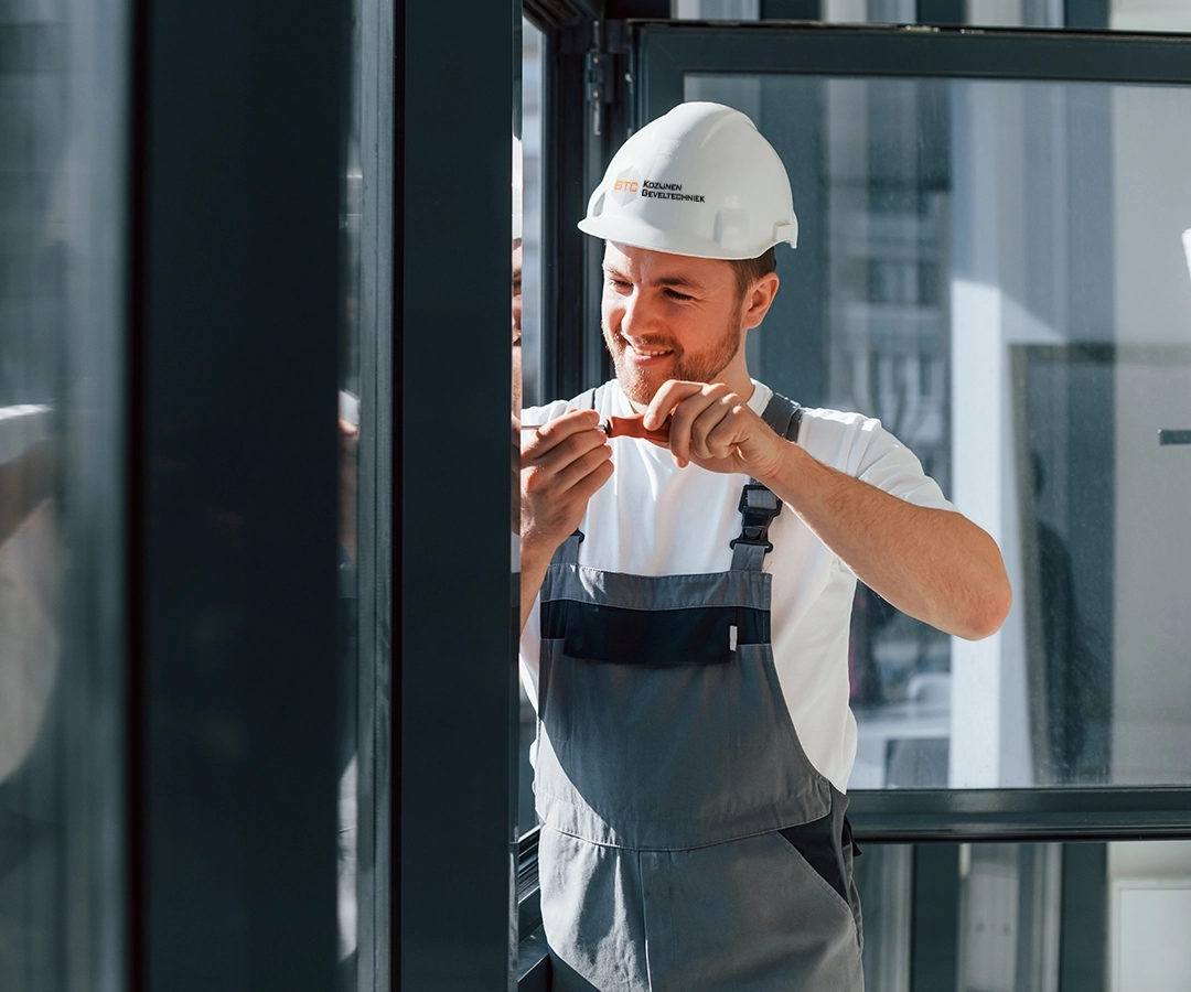 Monteur aluminium kozijnen, aluminium vliesgevels en kunststof kozijnen aan het werk bij BTC Kozijnen Geveltechniek